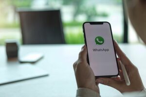 Comment créer une newsletter sur WhatsApp : le modèle des community managers malins